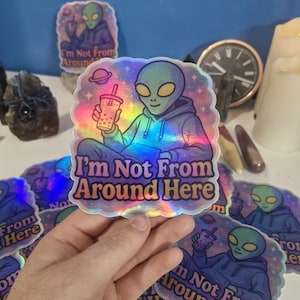 I'm Not From Around Here – Alien Bubble Tea holografische sticker | Kosmische vinylsticker | Laptops, tijdschriften, waterflessen