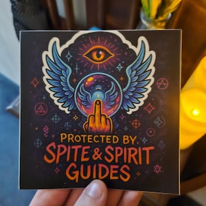 Adesivo "Protegido por Rancor e Guias Espirituais" – Vinil Espiritual Engraçado | Adesivo Caos Angelical | Adesivo de Proteção Divina Sassy
