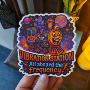 Adesivo de Estação Vibratória – Arte do Trem Cósmico | Todos a Bordo da Frequência | Adesivo de Vinil Espiritual Trippy