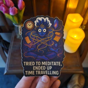 J'ai essayé de méditer mais j'ai voyagé dans le temps, frère | Autocollant holographique d'humour cosmique | Sticker en vinyle spirituel drôle | BoutiqueCelestique