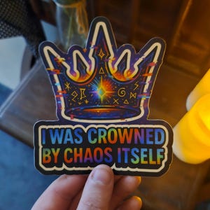 Chaos Selbst Gekrönt | Himmlischer Punk Aufkleber | Cosmic Royalty Vinyl-Aufkleber | Lustige Weirdcore Chaoskern Vibes | ShopCelestique