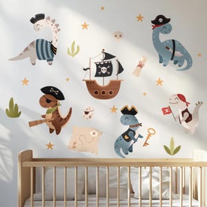 Peut inclure: Ensemble d'autocollants muraux sur le thème des dinosaures pirates. L'image présente des dinosaures portant des chapeaux et des tenues de pirates, un bateau pirate, une carte au trésor et des étoiles. Les couleurs sont le bleu, le marron et le beige.