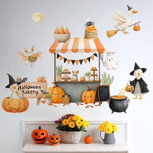 以下が含まれることがあります： ハロウィーンをテーマにした、パン屋台、カボチャ、魔女の帽子をかぶったガチョウ、コウモリ、幽霊が特徴のウォールステッカーセット。セットには月、大釜、さまざまな焼き菓子が含まれています。カラーパレットには、オレンジ、黒、白が含まれています。