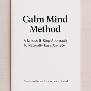 Könnte beinhalten: Ein weißer Buchumschlag mit dem Titel "Calm Mind Method" in großer schwarzer Schrift. Darunter steht "A Unique 5-Step Approach to Naturally Ease Anxiety". Auf der Unterseite des Umschlags steht "Created with care for your peace of mind."