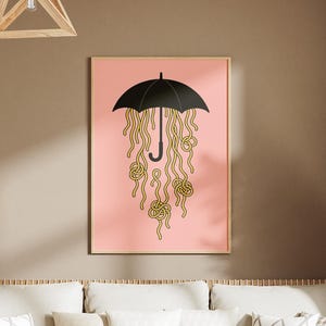 Puede incluir: Interior de salón con una impresión artística enmarcada que representa un paraguas negro y un diseño de espaguetis sobre un fondo rosa. La habitación incluye un sofá claro con cojines, una mesa de centro de madera y plantas secas en jarrones.