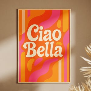 Peut inclure: Une affiche encadrée avec l'inscription "Ciao Bella" dans une police rétro. Le fond présente un design vibrant de formes ondulées orange, rose et jaune. L'œuvre est affichée sur un mur de couleur neutre.