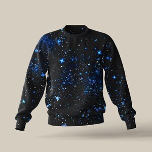 K&ouml;nnte beinhalten: Schwarzer Pullover mit einem blauen Galaxie-Druck mit Sternen und Punkten.