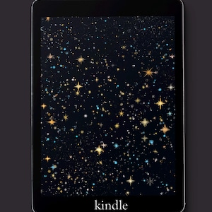 K&ouml;nnte beinhalten: Ein schwarzer Kindle E-Reader mit einem Sternenhimmel-Hintergrund auf dem Bildschirm. Der Bildschirm zeigt das Wort "kindle" in wei&szlig;er Schrift.