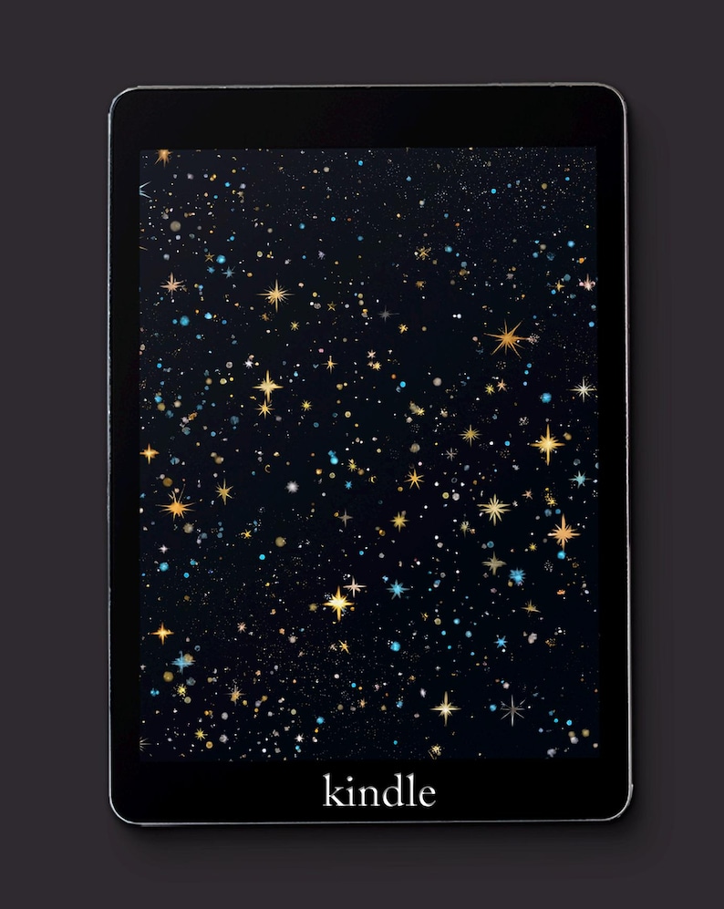 K&ouml;nnte beinhalten: Ein schwarzer Kindle E-Reader mit einem Sternenhimmel-Hintergrund auf dem Bildschirm. Der Bildschirm zeigt das Wort "kindle" in wei&szlig;er Schrift.
