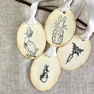 Puede incluir: Un juego de tres cuencos de cerámica anidados en tamaños graduados. Los cuencos presentan un acabado moteado y mate en tonos crema, beige y marrón. El cuenco más grande mide unos 20 cm de diámetro.