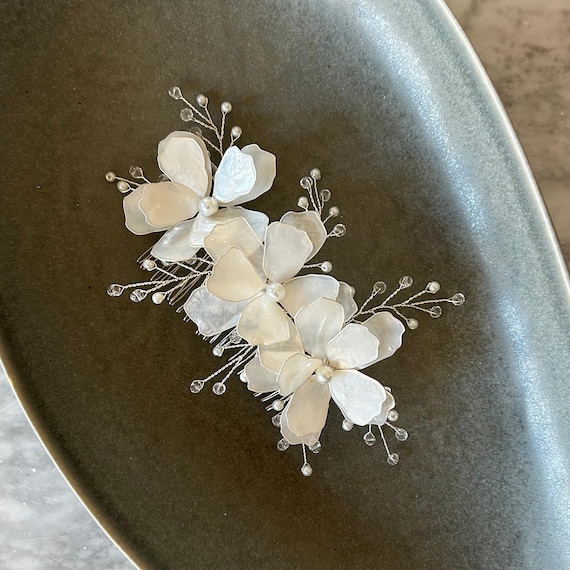 White Flower Bridal Hair Comb: Resin Floral Hairpiece  display picture 1