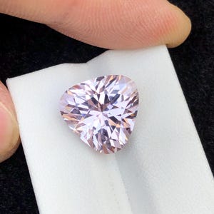 Rosa Kunzit Edelstein: 11.7 Karat, aus ethnischer Herkunft