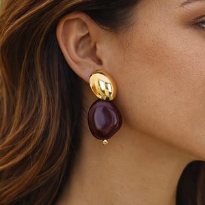 Boucles d’oreilles pendantes résine marron et doré 5,5 cm, design moderne élégant femme chic tendance rétro