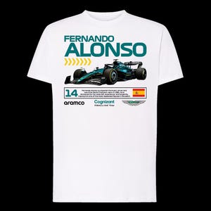 Puede incluir: Camiseta blanca con el nombre "FERNANDO ALONSO" en verde azulado, un coche de Fórmula 1 y el número "14". El texto describe al piloto y al equipo Cognizant Formula 1, con un emblema de la bandera española.