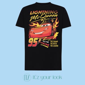 Puede incluir: Camiseta negra con un diseño de Rayo McQueen de la película Cars. El diseño incluye el número 95, llamas y el texto "Lightning McQueen" y "Rule the Track". La camiseta tiene cuello redondo.