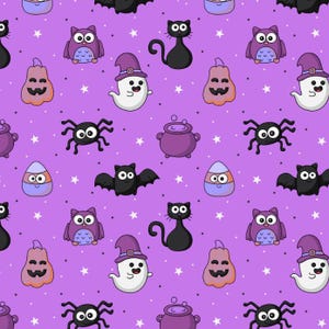 Op de afbeelding: Een herhalend patroon op een helderpaarse achtergrond met Halloween-iconen in cartoonstijl, waaronder zwarte katten, paarse uilen, witte geesten met paarse hoeden, oranje pompoenen, zwarte spinnen, zwarte vleermuizen, paarse ketels en snoepjes.