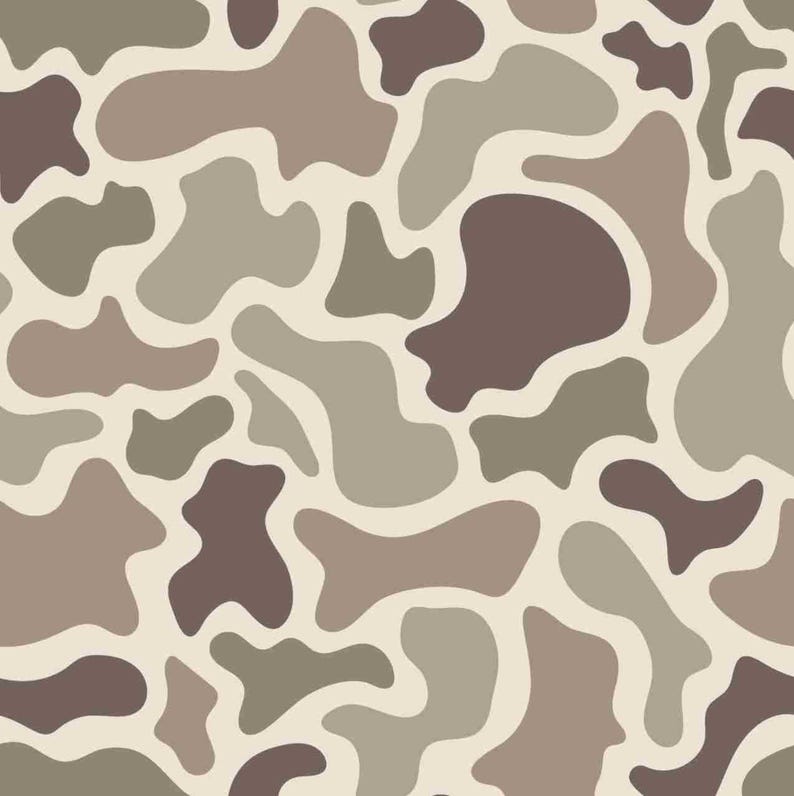 Pu&ograve; includere: Motivo senza cuciture con forme organiche in tonalit&agrave; marroni e beige. Il design ha un aspetto mimetico, con forme irregolari e arrotondate su uno sfondo beige chiaro. Il motivo &egrave; ripetitivo.