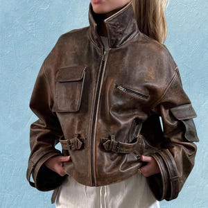 Bruin leren bomberjack: vintage motorstijl, taille met riem