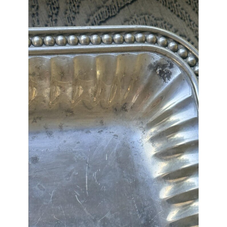 Bandeja rectangular vintage Wilton Armetale Flutes & Pearl de 35,5 cm (14") con aspecto de peltre. imagen 4