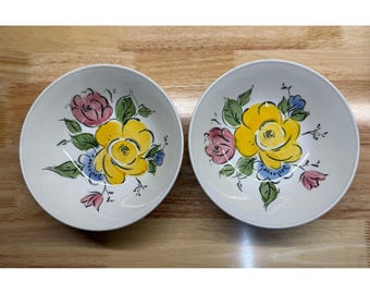 Dos fruteros antiguos de la marca inglesa Johnson Brothers Delray, de loza pintada con flores.