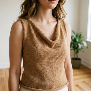 Molde em PDF para blusa de gola alta em tricô, modelo Lorelei, blusa de verão sem mangas, tricotada com fio fingering, modelagem solta.