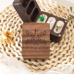 Caja de anillo de compromiso grabada única y personalizada, caja de madera con tres ranuras para tarjetas para ceremonia de boda vintage, caja portadora de anillo de propuesta