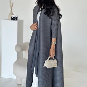 Abaya Vogue gris / Vestido abaya modesto plisado / Abaya elegante y abierta para mujer / Abaya neutra / Abaya ligera / Moda modesta