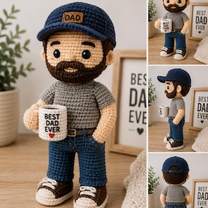Puede incluir: Un muñeco de ganchillo de una persona con barba que lleva una gorra de béisbol azul marino con un parche DAD, una camiseta gris y vaqueros azules. El muñeco sostiene una taza blanca con el texto BEST DAD EVER y un corazón rojo. Lleva zapatillas.