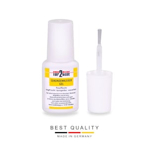 Op de afbeelding: Een witte fles Top2Glue gel met een kwastapplicator. Het etiket bevat de tekst "SEKUNDENKLEBER GEL" in geel en zwart. De fles staat naast de witte dop. De onderkant van de afbeelding bevat de tekst "BEST QUALITY MADE IN GERMANY".