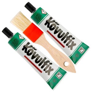 Könnte beinhalten: Zwei Tuben KÖVULFIX-Klebstoff mit schwarzen Kappen und grün-weißen Etiketten, zusammen mit einem kleinen Pinsel mit Holzgriff und rotem Pad. Die Tuben und der Pinsel sind diagonal vor weißem Hintergrund angeordnet.