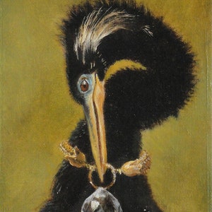 Op de afbeelding: Een zwarte vogel met een lange gele snavel die een gouden ketting met een heldere kristallen hanger draagt. De vogel kijkt met een nieuwsgierige uitdrukking naar de zijkant. De achtergrond is matgroen.