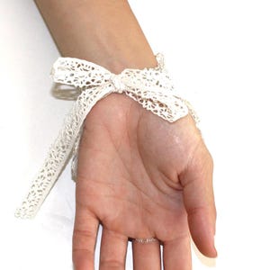 Beaded Bridal Fingerless Gloves: Crystal Wedding Hand Bracelet Bild 4