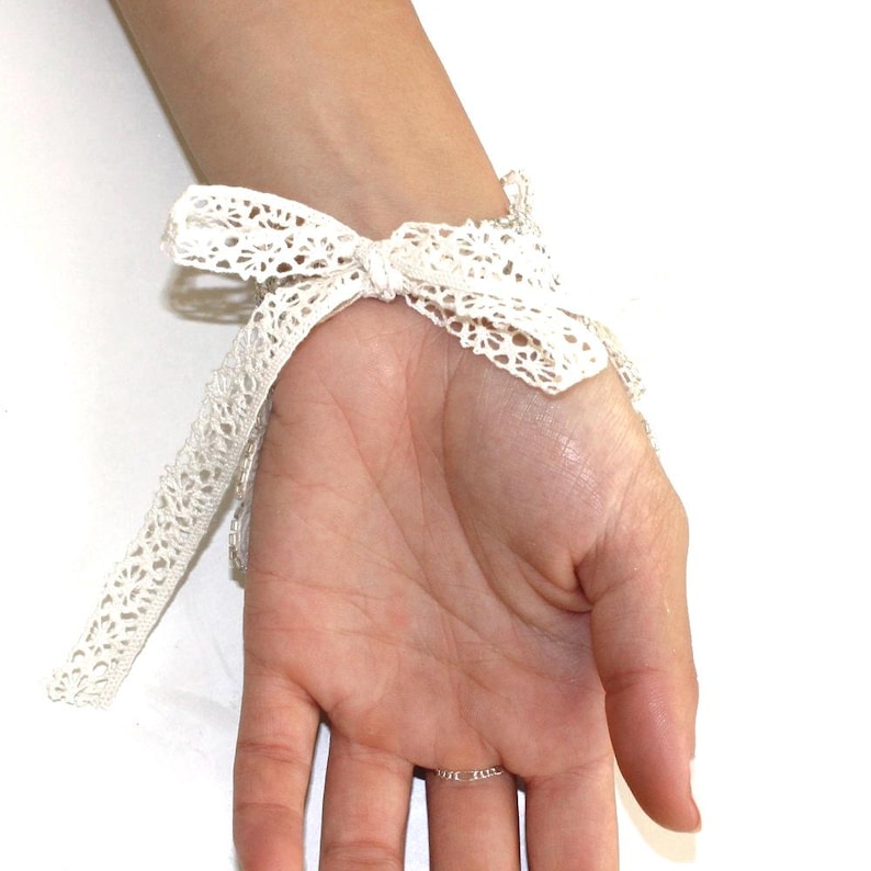 Beaded Bridal Fingerless Gloves: Crystal Wedding Hand Bracelet Bild 4