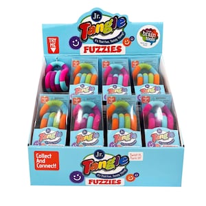 Pode incluir: Uma caixa de exibição de Jr. Tangle Fuzzies, um brinquedo fidget colorido. A caixa é azul claro com o nome da marca e do produto em uma fonte lúdica. Cada brinquedo é uma série de segmentos curvos e conectados em várias cores.