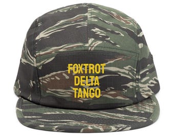 Foxtrot Delta Tango-hatt, kamouflagebroderad protestkeps, anti-Trump FDT, rolig militärpolitisk present, avslappnad mode, anti-MAGA