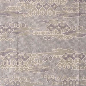 以下が含まれることがあります： グレー、ラベンダー、オフホワイトの色合いで幾何学模様が繰り返される生地。ダイヤモンド、長方形、雲のようなモチーフが含まれており、テクスチャ感のある外観を作り出しています。背景は明るいグレーです。