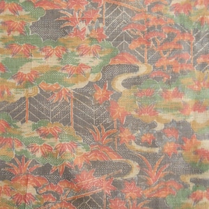 以下が含まれることがあります： 暗い灰色の背景に、オレンジと赤のカエデの葉、緑の葉、流れる水を様式化した繰り返し模様のテキスタイル。 デザインには幾何学的な形状と質感があり、アジアの美学を連想させます。