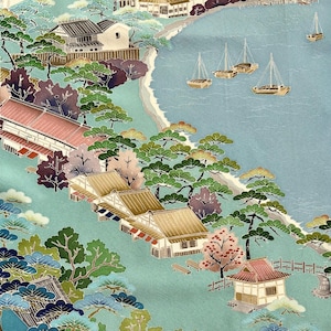 以下が含まれることがあります： 伝統的な建物、松の木、水上の帆船が描かれた沿岸の村の風景イラストが施された水色の生地。このシーンには、瓦屋根の家々、豊かな木々、海岸線が含まれています。