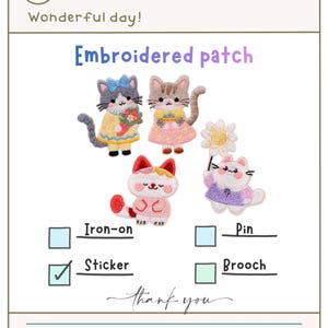 Puede incluir: Imagen de cinco parches bordados de gatos con varios diseños y colores. Los parches están etiquetados como pegatinas e incluyen opciones para planchar, alfiler y broche. El texto "Embroidered patch" se muestra encima de los parches, con "Wonderful day!" en la parte superior.