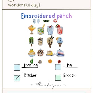 Puede incluir: Imagen que presenta parches bordados con diseños de verano, incluyendo cócteles, helados y accesorios de playa. Se muestra el texto "Embroidered patch", junto con opciones para "Iron-on", "Sticker", "Pin" y "Brooch".