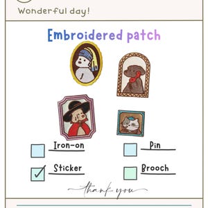 Puede incluir: Imagen con cuatro parches bordados, cada uno con un personaje diferente en un diseño enmarcado. El texto dice "Parche bordado", "Para planchar", "Pegatina", "Pin" y "Broche". La palabra "Pegatina" está marcada. La imagen también incluye el texto "Wonderful day!" y "thank you".