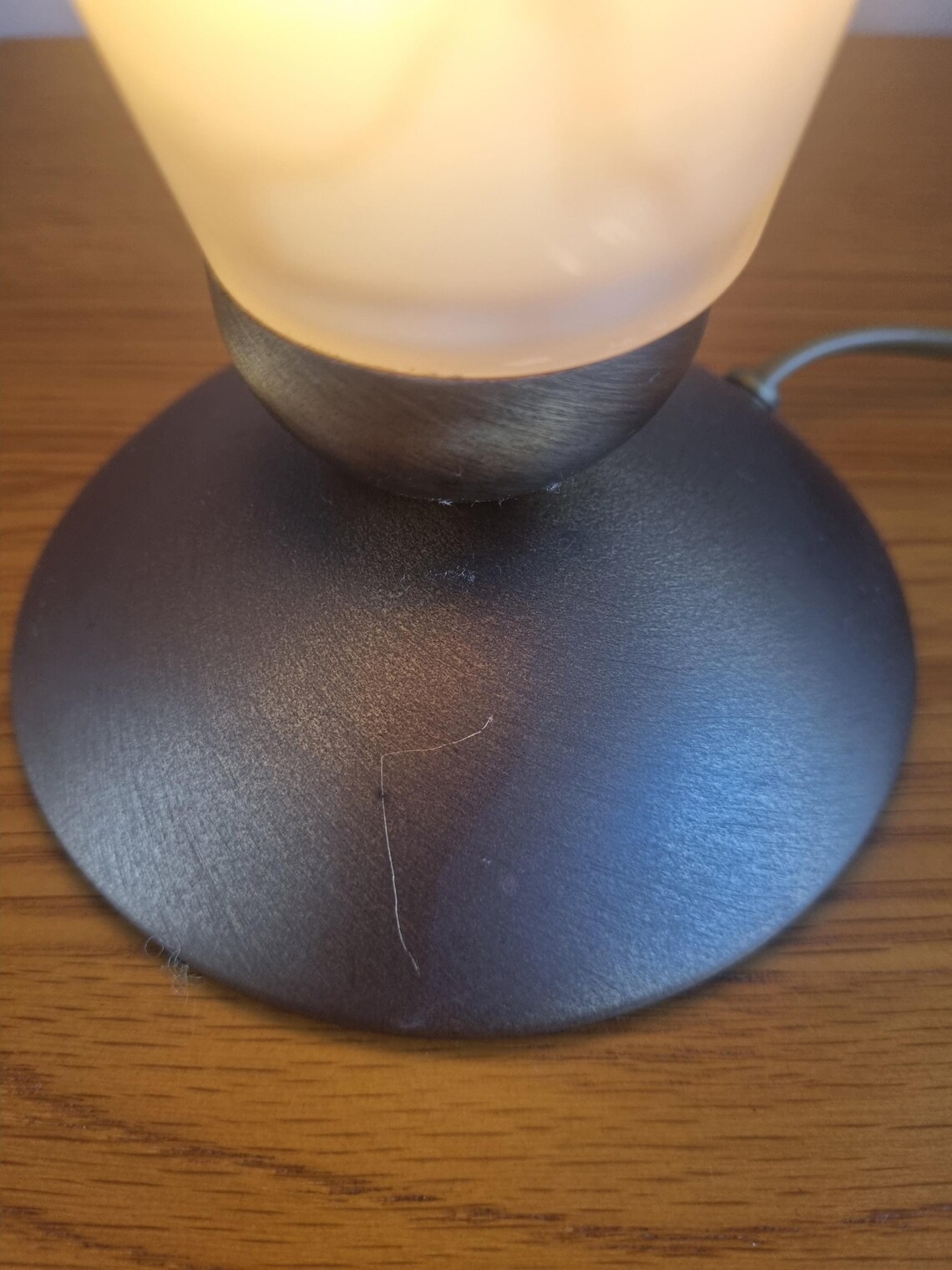 Vintage Chalice Table Lamp – Marbled Frosted Glass, Memphis Style Desk Light, foto 4 di 5