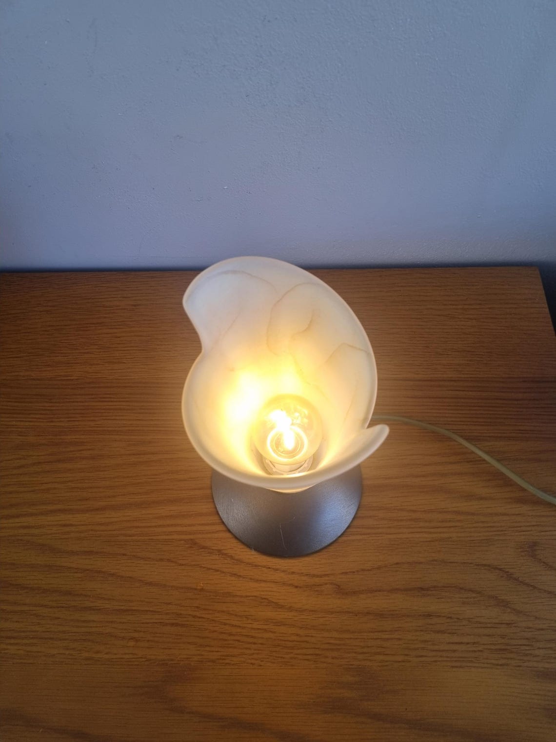 Vintage Chalice Table Lamp – Marbled Frosted Glass, Memphis Style Desk Light, foto 3 di 5