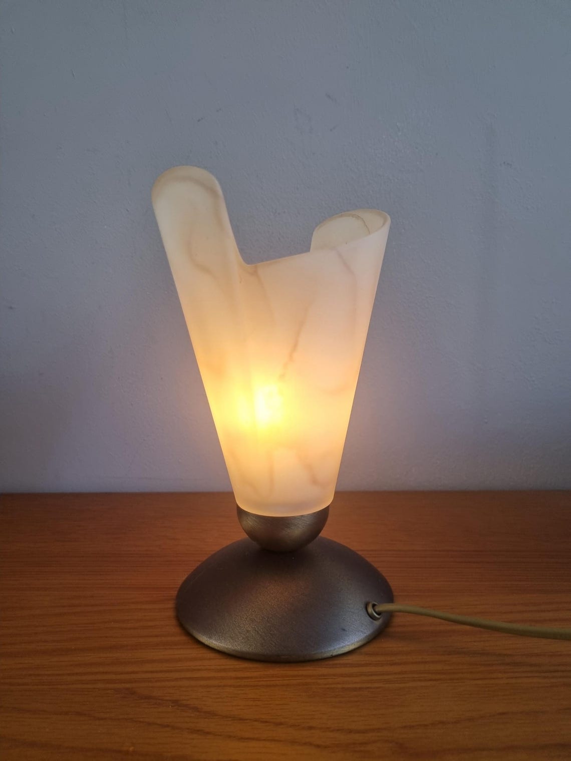 Vintage Chalice Table Lamp – Marbled Frosted Glass, Memphis Style Desk Light, foto 1 di 5