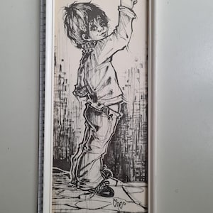 Puede incluir: Ilustración en blanco y negro enmarcada que representa a un niño escribiendo la ecuación "2+1=4". La ilustración es un dibujo estilo boceto con la firma del artista en la esquina inferior derecha. El marco es blanco.