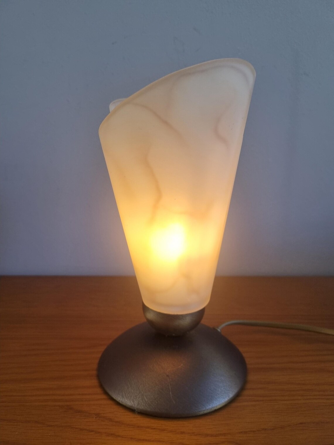 Vintage Chalice Table Lamp – Marbled Frosted Glass, Memphis Style Desk Light, foto 2 di 5