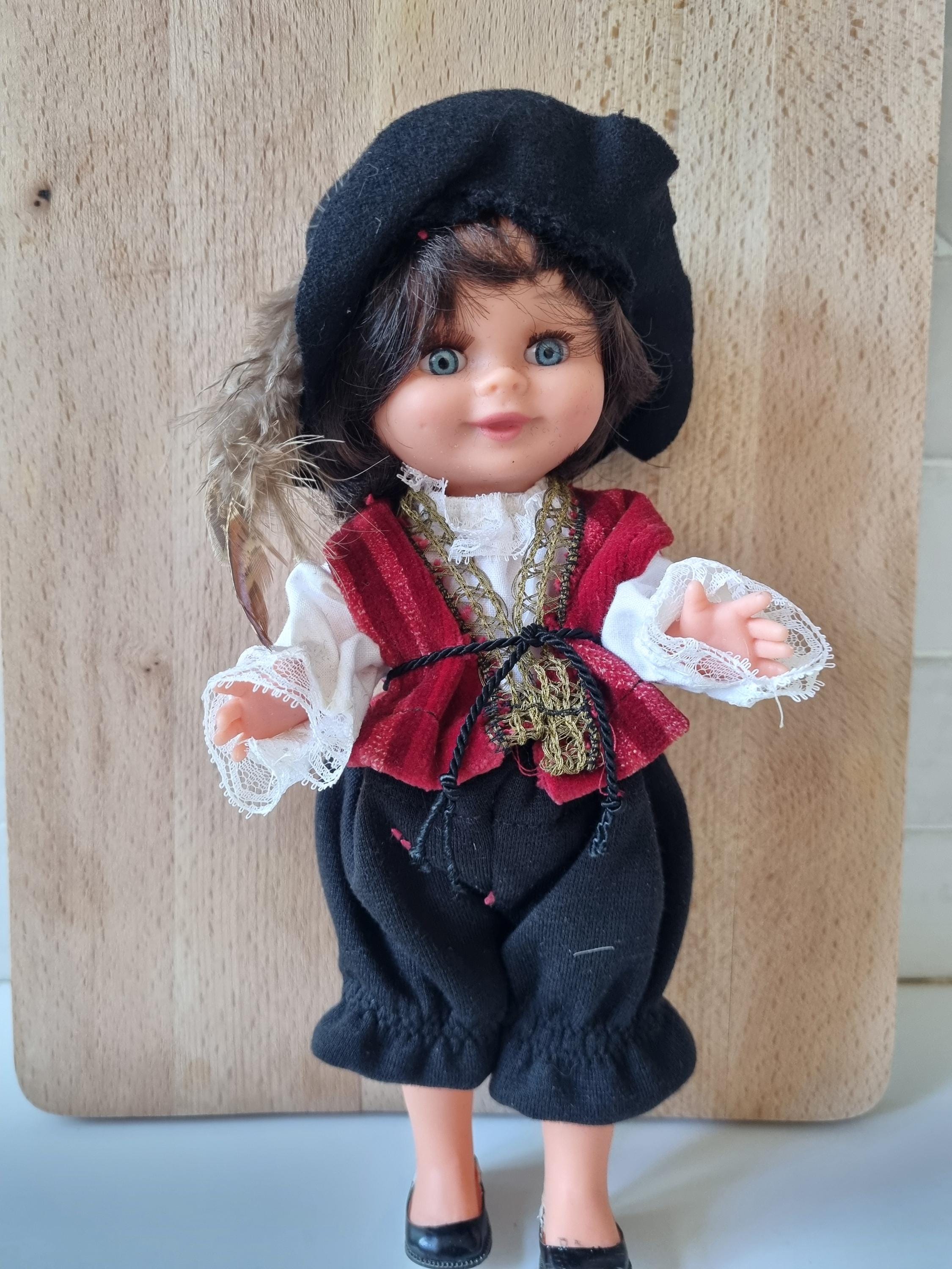 une poupée tête porcelaine , yeux dormeurs,... - Lot 13 - Richard