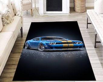 Könnte beinhalten: Rechteckiger Teppich mit einem blauen Sportwagen mit gelben Rennstreifen. Das Auto ist aus einer niedrigen Perspektive vor einem dunklen Hintergrund mit einem subtilen Glitzereffekt dargestellt. Der Teppich ist für den Innenbereich konzipiert.