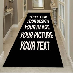 Puede incluir: Una alfombra rectangular negra con texto blanco que dice "YOUR LOGO YOUR DESIGN YOUR IMAGE YOUR PICTURE YOUR TEXT" está colocada en un pasillo. La alfombra está centrada en el pasillo, que tiene paredes y suelo de color claro.