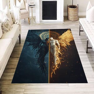 Peut inclure: Tapis rectangulaire avec un motif divisé représentant un ange et un démon. L'ange a des ailes dorées, le démon a des ailes noires. Le fond est bleu foncé et or avec un thème céleste.